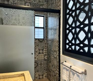 Centro Carretera Casa | Habitación Moderna y Céntrica con Balcón y Piscina climatizada