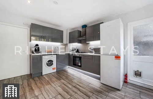 Clapton Casa | Hackney Guest Rooms | Spacious Double (RM2)
