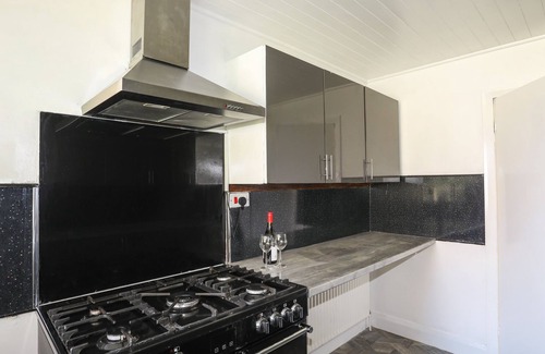 Penmaenmawr Casa | HADDEF PENMAENMAWR, pet friendly, with a garden in Penmaenmawr