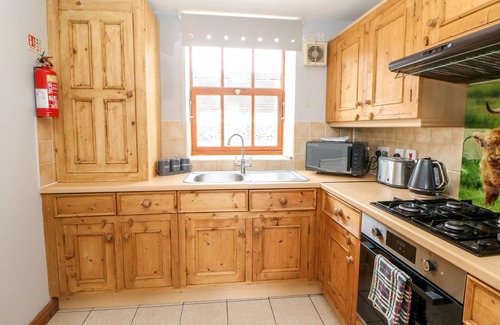 Over Haddon Cabaña | HADDON COTTAGE, pet friendly, character holiday cottage in Bakewell