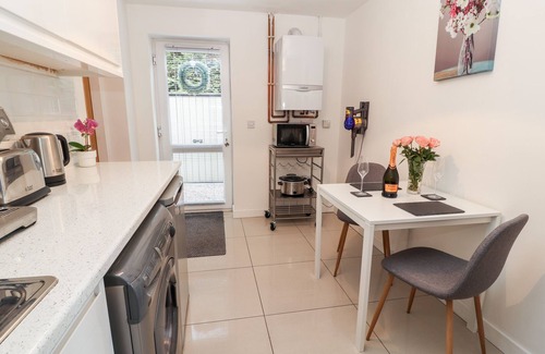 Flintshire Cabaña | HAFAN FACH, with a garden in Mold