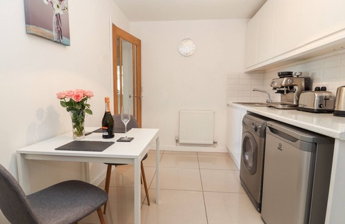 Flintshire Cabaña | HAFAN FACH, with a garden in Mold