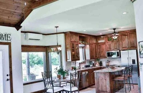 Waco Casa | Hailey's Cottage on Small Farm-16 minutes to Silos