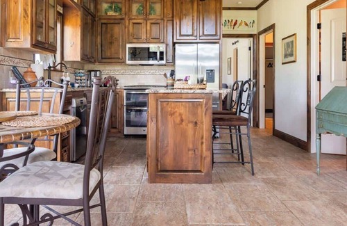Waco Casa | Hailey's Cottage on Small Farm-16 minutes to Silos