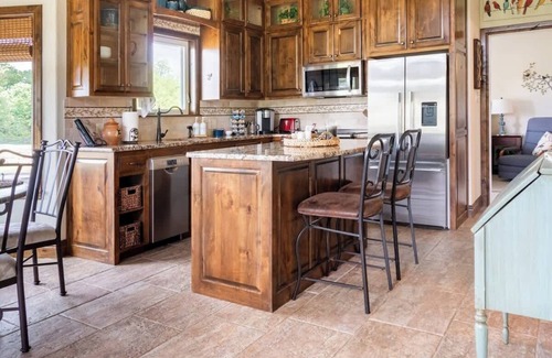 Waco Casa | Hailey's Cottage on Small Farm-16 minutes to Silos