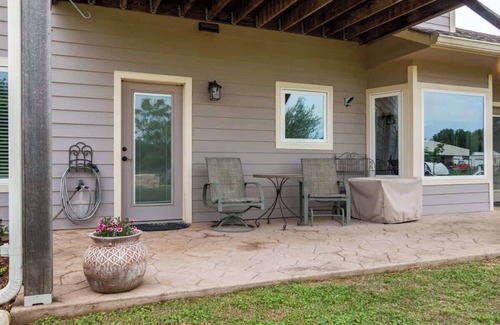 Waco Casa | Hailey's Cottage on Small Farm-16 minutes to Silos