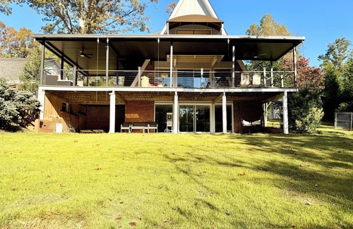 Inman Casa | Hailey’s Lake House with Pool and Hot Tub.