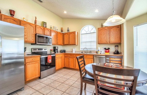 West Kissimmee Villa | Hakuna Ma'cottage, 3 Miles de magia! Piscina frente a sur y cerca de privacidad!