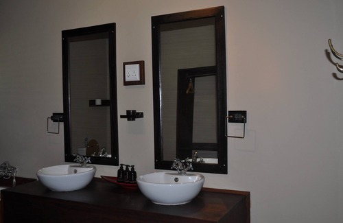 Rundu Cabina | Hakusembe River Lodge