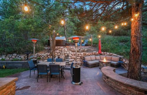 Briargate Casa | Half Gym-Hot Tub-Game Room-Trampoline-Fire Pits