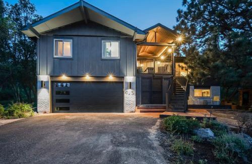 Briargate Casa | Half Gym-Hot Tub-Game Room-Trampoline-Fire Pits