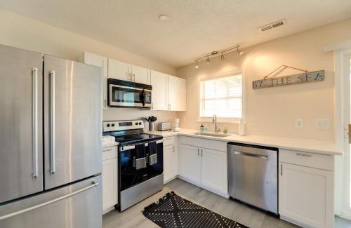 Atlantic Beach Casa | half Mi to Atlantic Beach Townhome with Balcony!