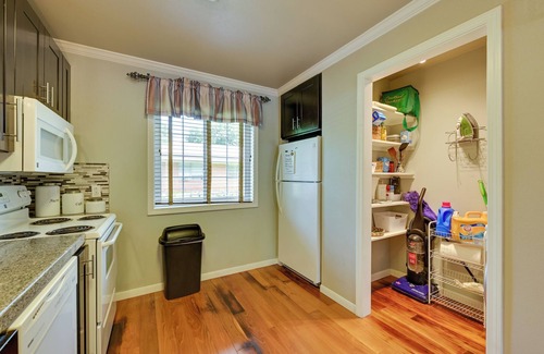 Nacogdoches Condominio | Half-Mi to SFA Campus: Lumberjack-Ready Retreat