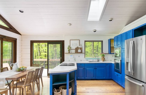 Great Barrington Cabina | Half Moon by AvantStay | 4BR Cabin w/ Large Deck & Yard