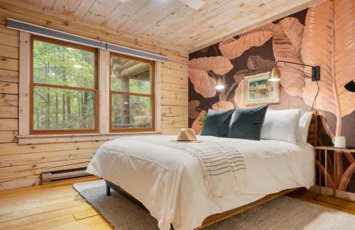 Great Barrington Casa | Half Moon by AvantStay 4BR Cabin w Large Deck Yard w Patio Outdoor Dining