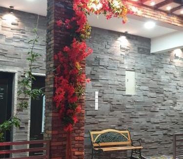 Sayq Chalet De Esquí | Half Moon Chalet شالية نصف القمر