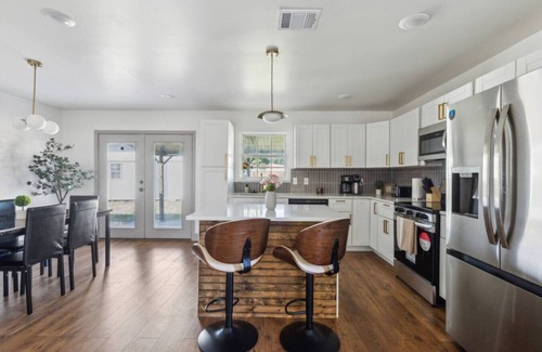 Irving Casa | Halfway to Arlington & Dallas