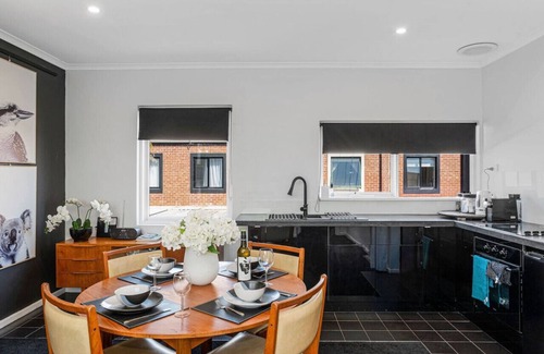 Adelaide Central Business District Casa | Halifax Muse Pet Friendly Townhouse