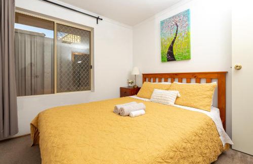 Hallett Cove Casa | Hallett Cove House 6Bed 3Bath Full Kitchen Fast Wifi 5TV Netflix Espresso-Perfect for large families