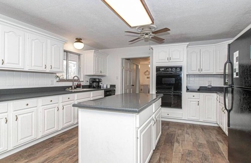 Ashley Oaks Casa | Halls Rancher on 3 Private Acres