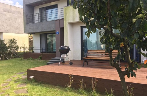 Jocheon Casa | Hamdeok Beach View Townhouse villa, privado, amplio patio, espacioso, perros disponibles, ideal para familias