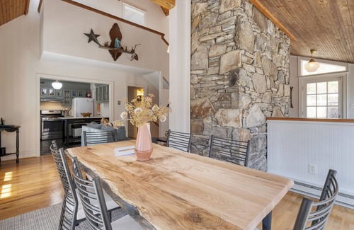 Mars Hill Casa | Hamersmith Hollow Retreat by AvantStay | Mountain Views