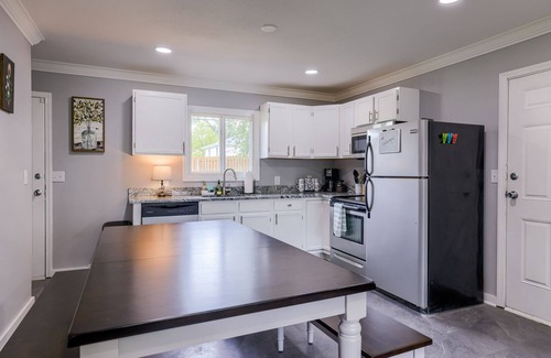Omaha Casa | Hamilton in heart of Omaha! Multi family and group friendly! The perfect space!!