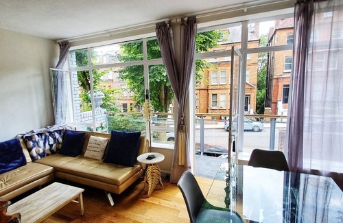 Frognal and Fitzjohns Casa | Hampstead haven - renovated standalone 2BR carriage house, off-street parking