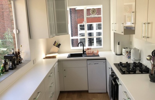 Frognal and Fitzjohns Casa | Hampstead haven - renovated standalone 2BR carriage house, off-street parking