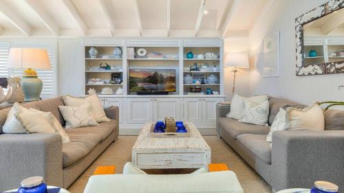 Pretty Beach Casa | 'Hampton Cottage' By HolidayCo
