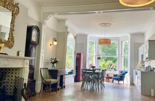 East Molesey Casa | Hampton Court: Elegant Wing Of Victorian House