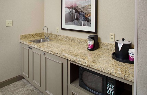 East Garden City Hotel | Hampton Inn Garden City Long Island