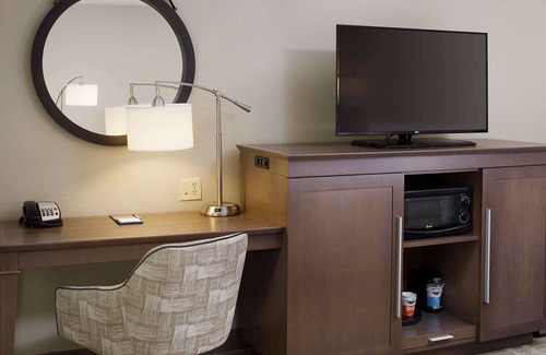 East Garden City Hotel | Hampton Inn Garden City Long Island