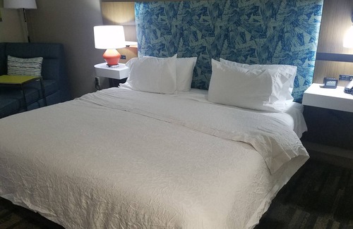 Merriam Hotel | Hampton Inn & Suites Kansas City-Merriam