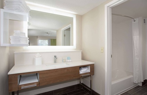 Merriam Hotel | Hampton Inn & Suites Kansas City-Merriam