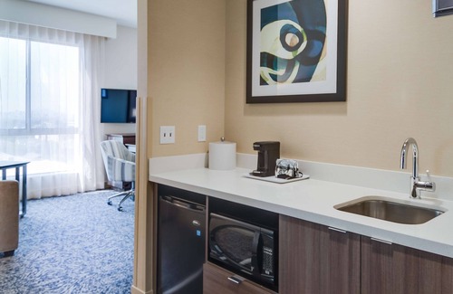 Pacific - Edison Hotel | Hampton Inn & Suites Los Angeles - Glendale