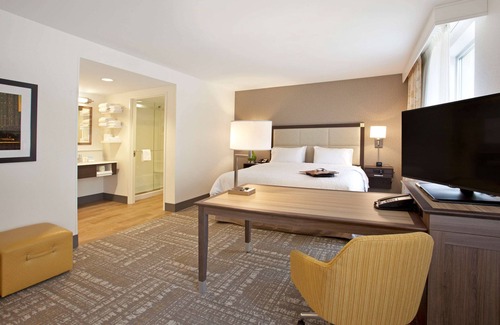 Downtown West Hotel | Hampton Inn & Suites Minneapolis / Downtown