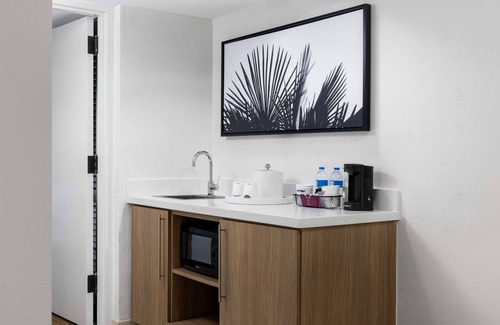 Isla Verde Hotel | Hampton Inn & Suites San Juan
