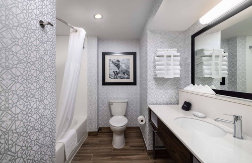 State College Hotel | Hampton Inn & Suites State College at Williamsburg Square