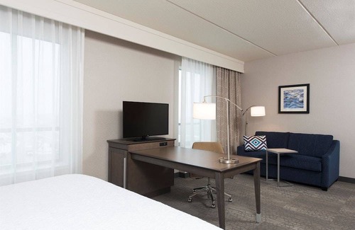 Midtown Hotel | Hampton Inn & Suites Grand Rapids Downtown 1 King Bed Studio Suite