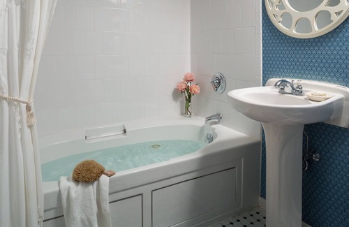 Lenox Hotel | Hampton Terrace Inn