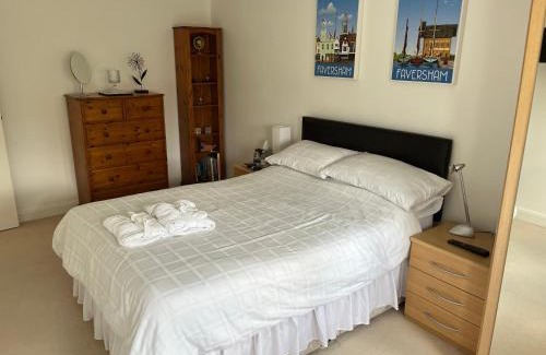 Peterborough Casa | Hampton Vale, Peterborough Lakeside Large Double bedroom with own bathroom