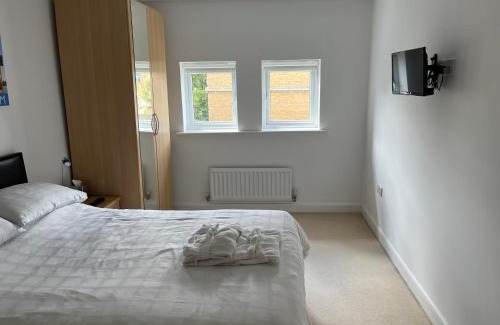 Peterborough Casa | Hampton Vale, Peterborough Lakeside Large Double bedroom with own bathroom