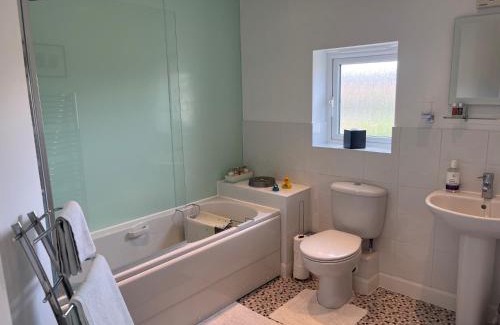 Peterborough Casa | Hampton Vale, Peterborough Lakeside Large Double bedroom with own bathroom