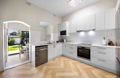 Semaphore South Casa | Hamptons Bungalow @ Semaphore - 3BR, Parking, BBQ