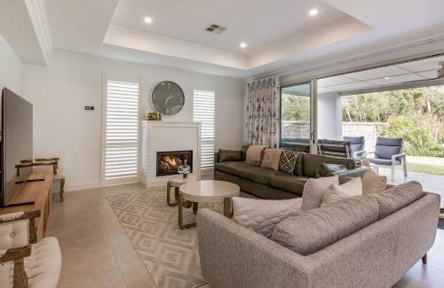 Dunsborough Casa | Hamptons By The Green - Grand Golfside Retreat