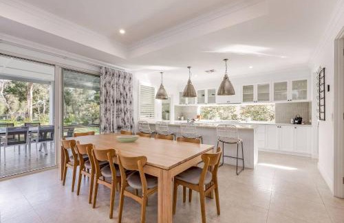 Dunsborough Casa | Hamptons By The Green - Grand Golfside Retreat