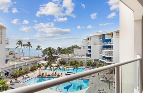 Urangan Apartamento | Hamptons Meets Hervey Bay In Upmarket Resort - Ocean Views
