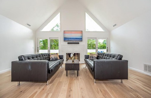 Hampton Bays Chalet De Esquí | Hamptons retreat w/ hot tub + loft only minutes to the beach