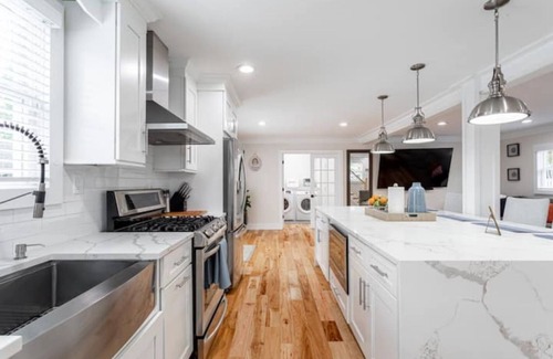 Huntington Casa | Hamptons Style Living Walk to Cafe Deck